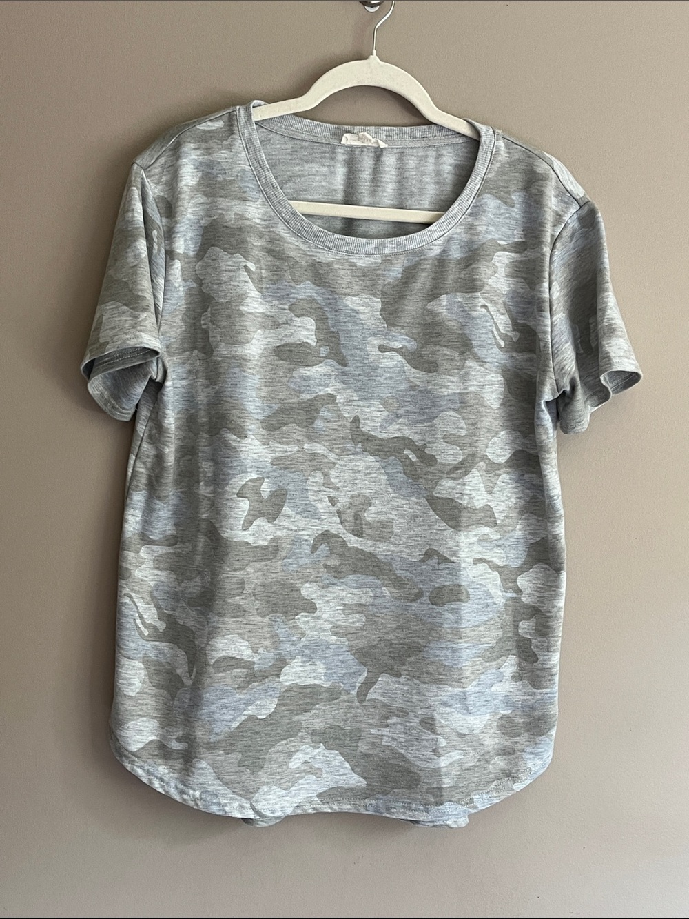 Jane and Delancey grey camouflage short-sleeve crew neck t shirt size large